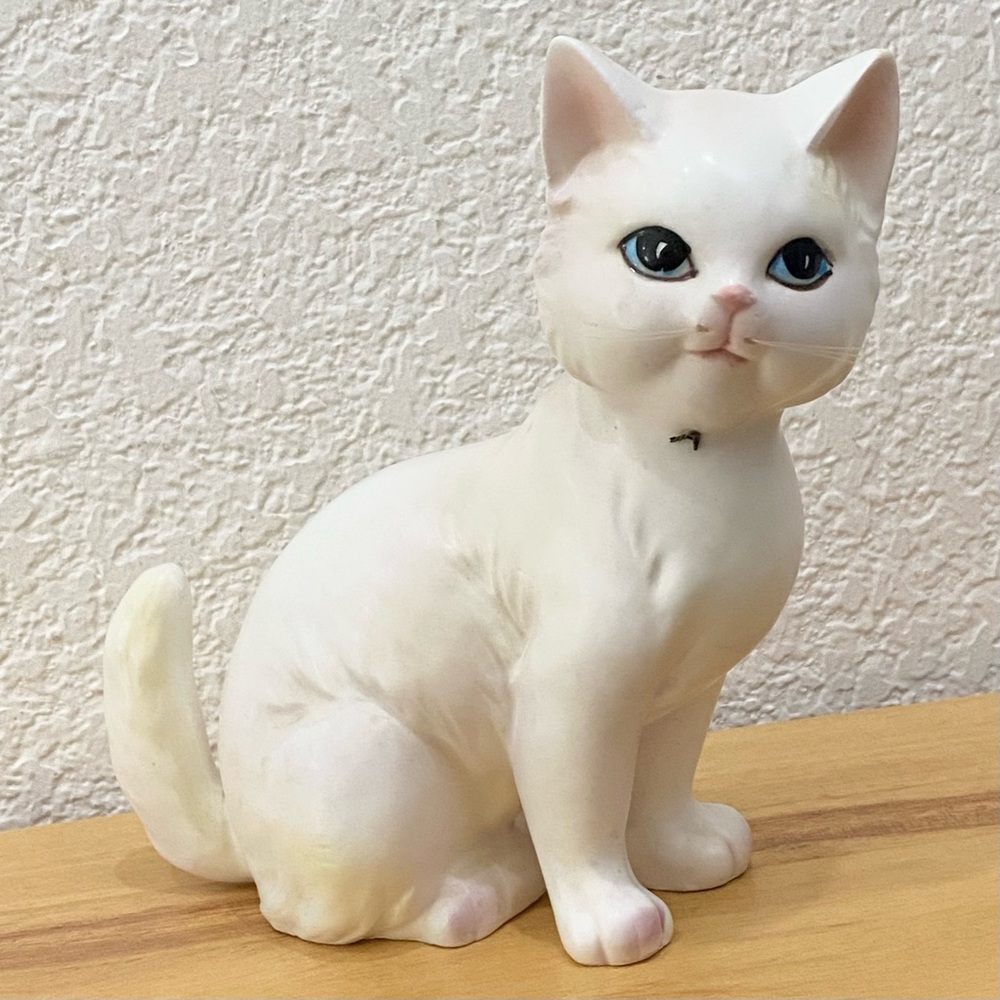 Vintage Lipper & Mann Japan White Cat 5.5” Figurine